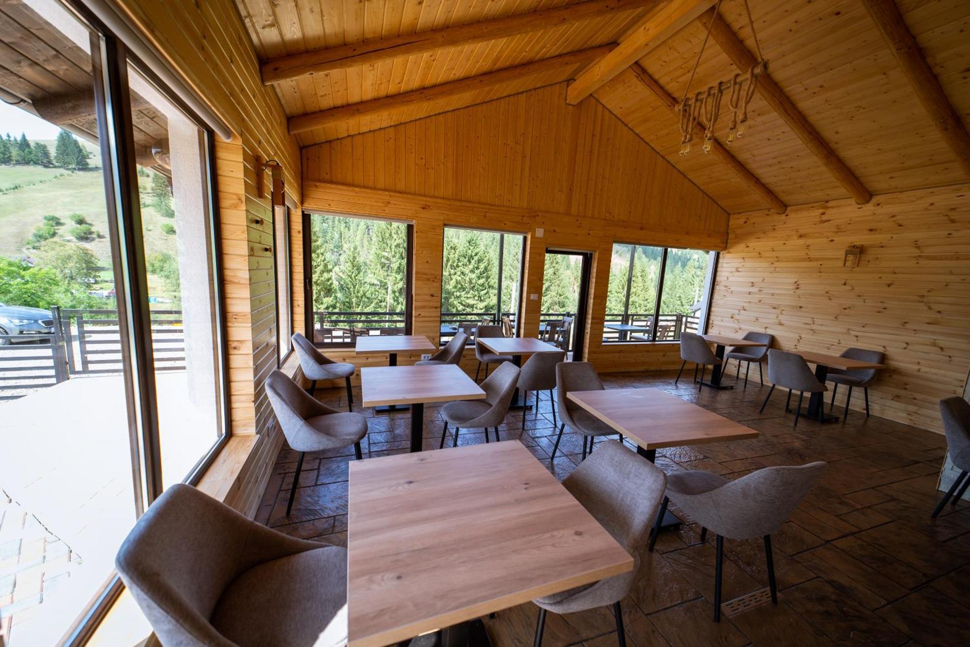 A Pisc Hotel Vatra Moldoviţei Buitenkant foto